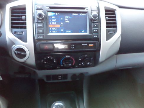 Used 2013 Toyota Tacoma 4x4 Access Cab image 12