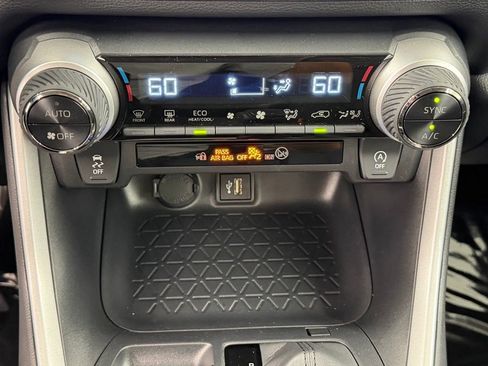 Used 2025 Toyota RAV4 XLE FWD image 33
