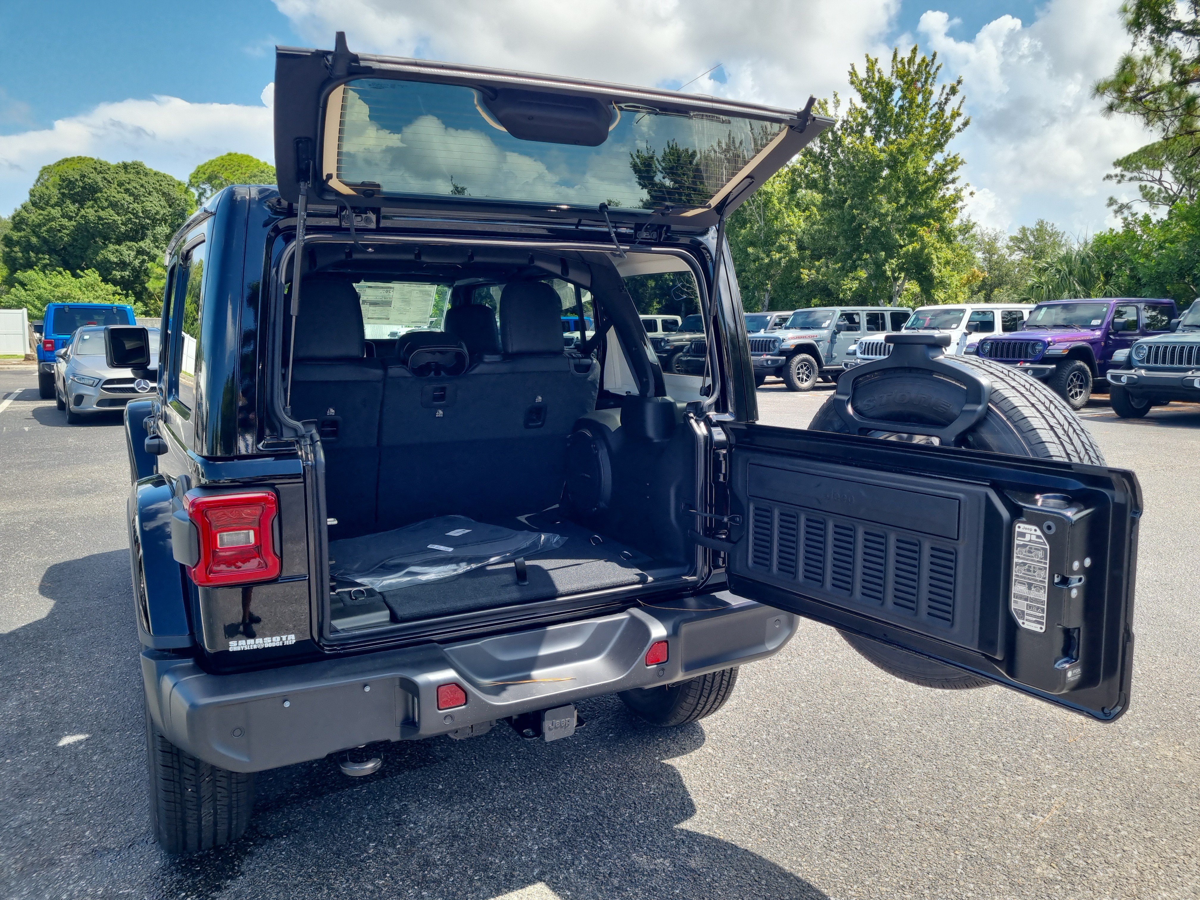New 2026 Jeep Wrangler Unlimited Sahara AWD/4WD image 8