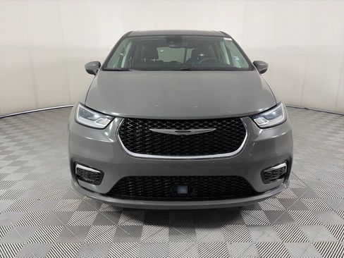 Used 2023 Chrysler Pacifica Touring-L FWD image 2