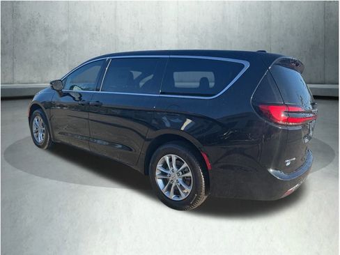 New 2026 Chrysler Pacifica Select image 5