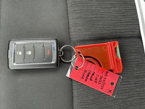 Used 2023 Jeep Grand Cherokee Laredo image 31