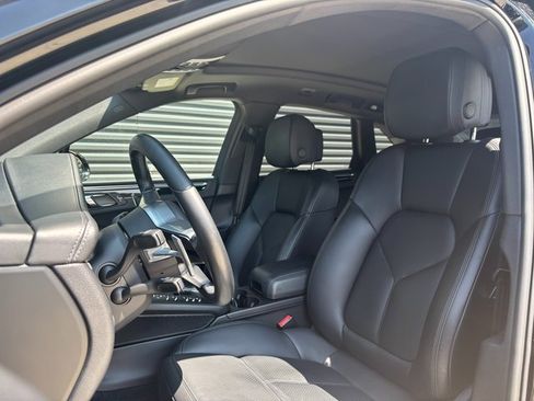 Certified 2021 Porsche Macan image 5