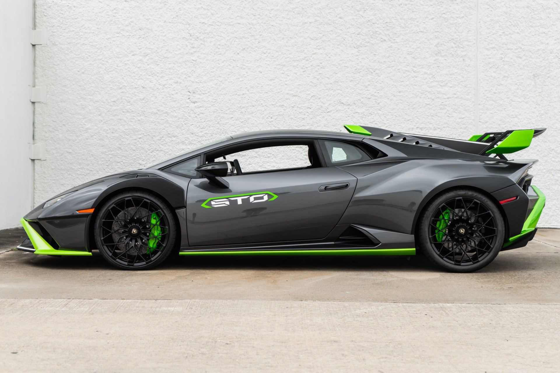 Used 2021 Lamborghini Huracan STO RWD image 9