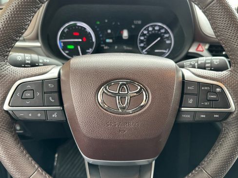 Used 2024 Toyota Sienna Platinum image 28