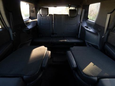 Used 2020 Cadillac Escalade Platinum image 29