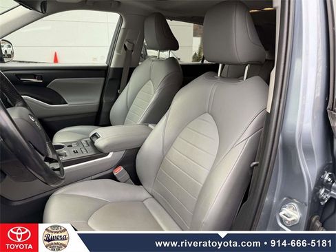 Used 2020 Toyota Highlander XLE image 12