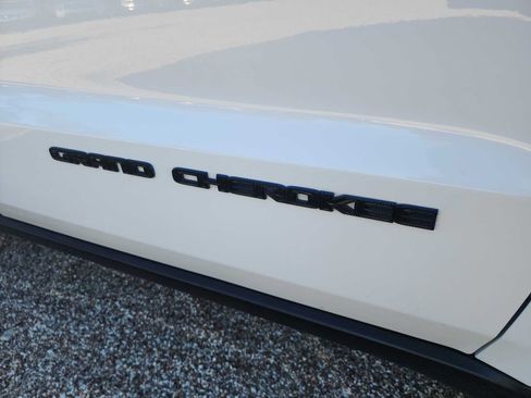 Used 2018 Jeep Grand Cherokee Laredo image 10