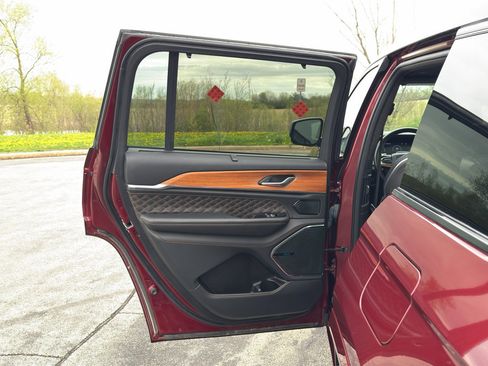 Used 2023 Jeep Grand Cherokee L Summit AWD/4WD image 41