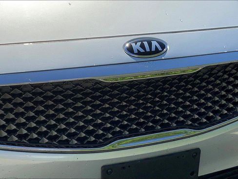Used 2018 Kia Cadenza Premium w/ Luxury Package FWD image 31