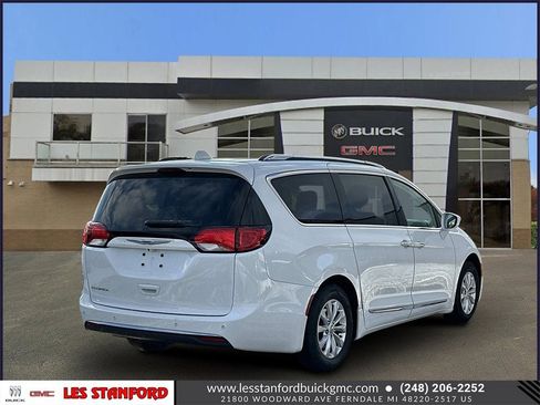 Used 2018 Chrysler Pacifica Touring-L image 6