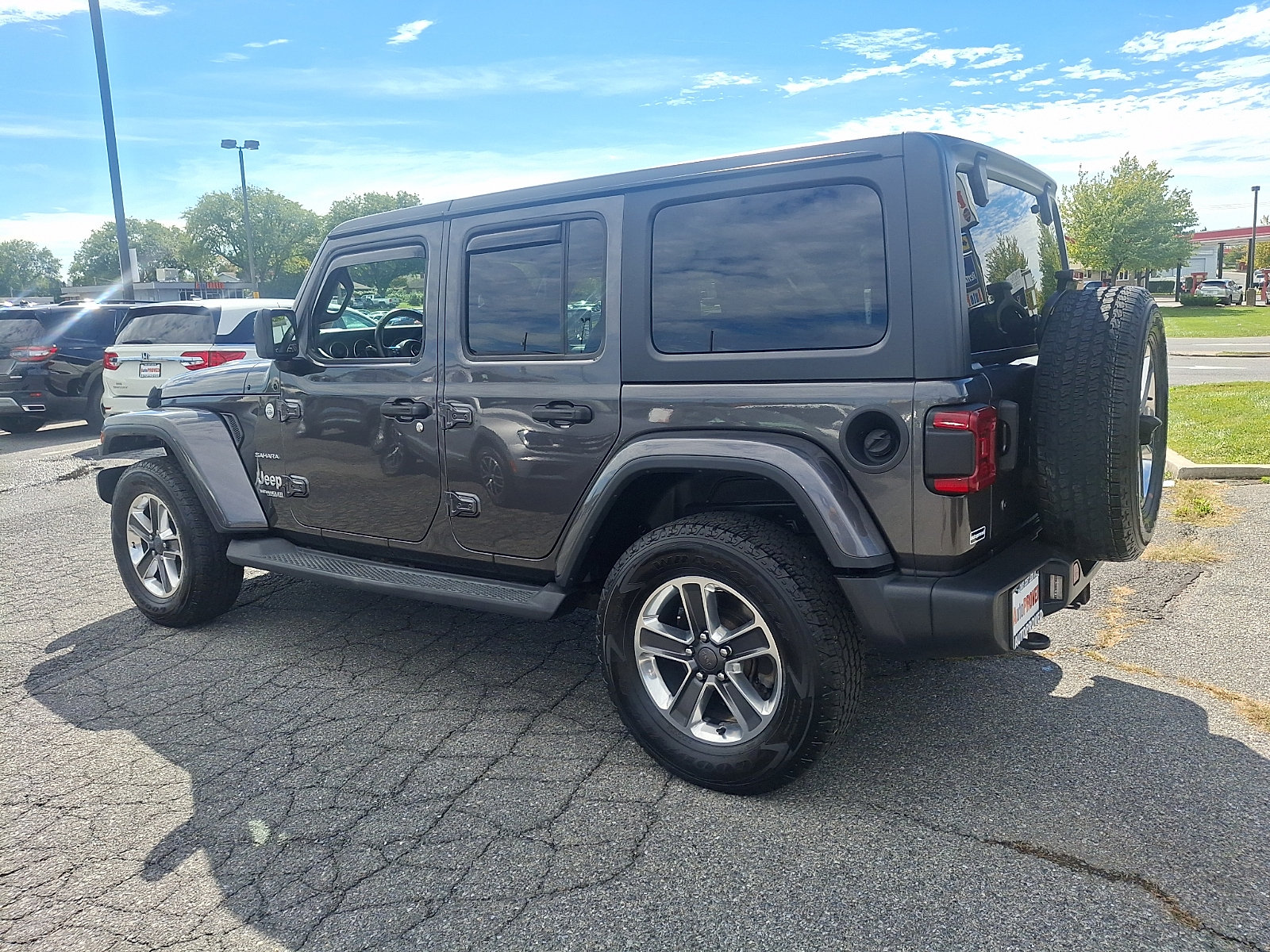 Used 2018 Jeep Wrangler Unlimited Sahara w/ LED Lighting Group AWD/4WD image 4