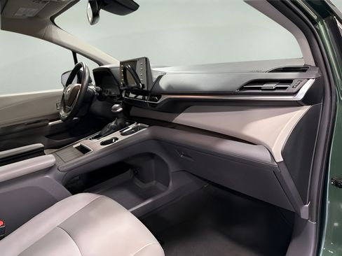 Used 2021 Toyota Sienna XLE FWD image 13