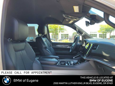 Used 2022 Jeep Wagoneer Series III AWD/4WD image 11