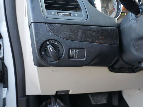 Used 2018 Dodge Grand Caravan SE w/ UConnect Hands-Free Group image 17