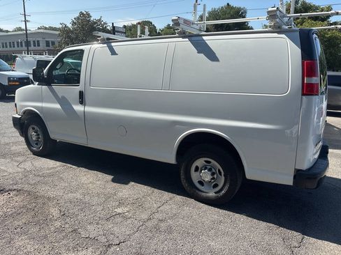 Used 2018 Chevrolet Express 2500 w/ Driver Convenience Package RWD image 18