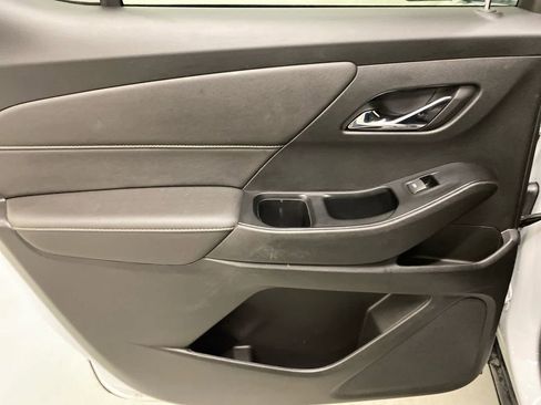 Used 2023 Chevrolet Traverse LT image 12