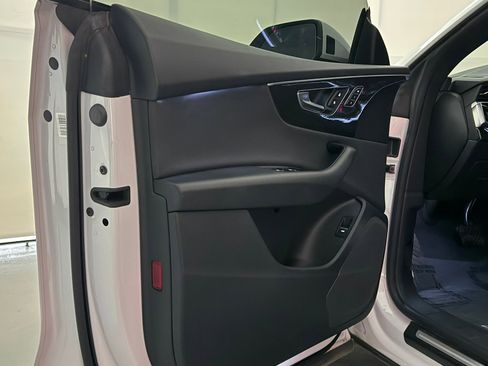 Used 2019 Audi Q8 Premium image 17