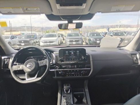 Used 2023 Nissan Pathfinder SL image 16