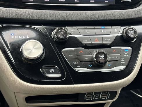 Used 2024 Chrysler Pacifica Touring-L FWD image 30