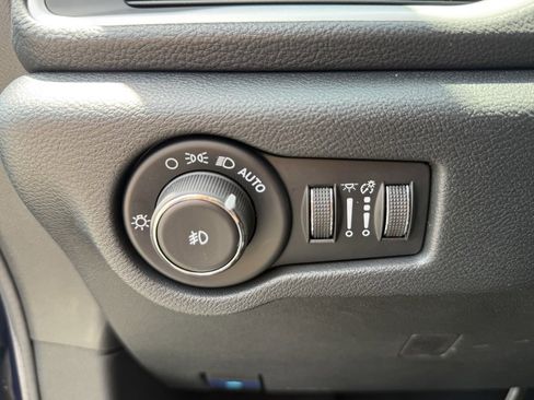 Used 2025 Chrysler Pacifica Select image 18