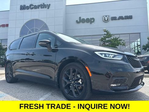 Used 2025 Chrysler Pacifica Limited FWD image 1
