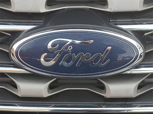 Used 2017 Ford Explorer XLT image 6