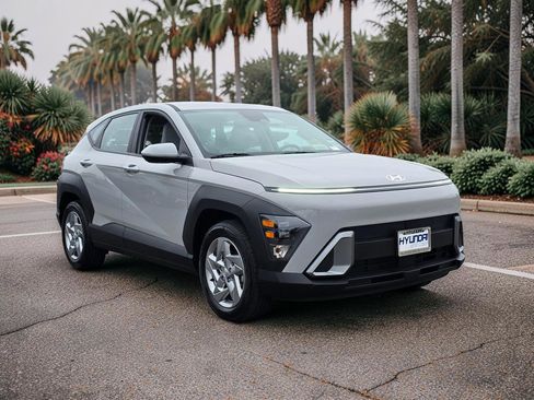 Certified 2025 Hyundai Kona SE FWD image 4