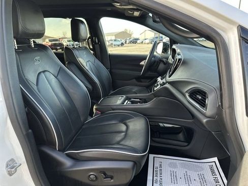 Used 2025 Chrysler Pacifica Limited image 29