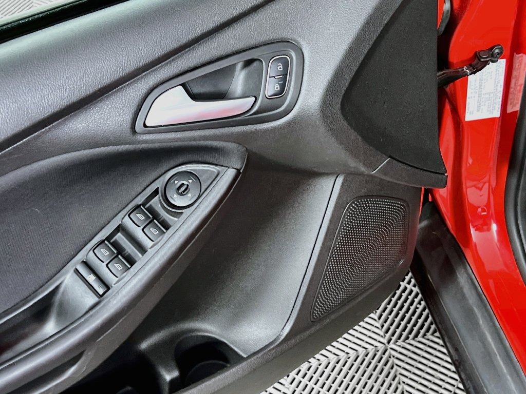 Used 2017 Ford Focus SE w/ Cold Weather Package FWD image 16