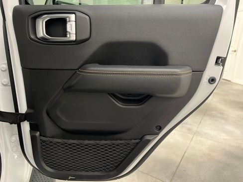 Used 2025 Jeep Wrangler Unlimited Sahara image 18