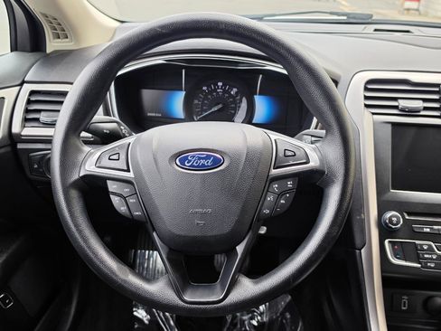 Used 2017 Ford Fusion SE FWD image 17