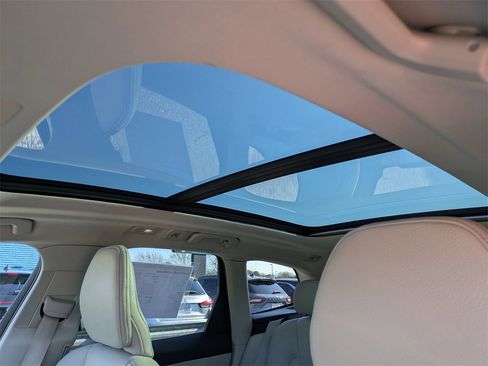 Certified 2023 Volvo XC60 B5 Plus w/ Climate Package image 20