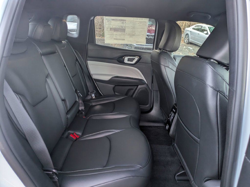 Used 2026 Jeep Compass Limited AWD/4WD image 28