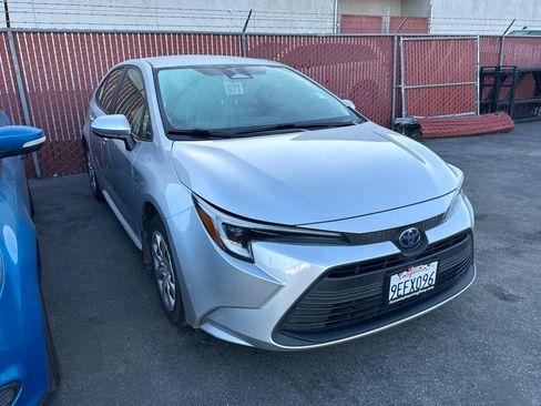 Used 2023 Toyota Corolla LE image 2