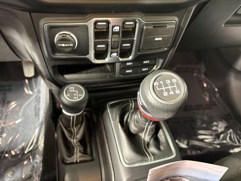 Used 2020 Jeep Gladiator Overland AWD/4WD image 19