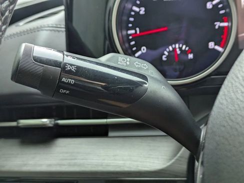 Used 2024 Kia Carnival EX FWD image 27