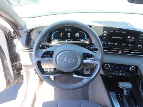 Used 2025 Hyundai Elantra Sport FWD image 15