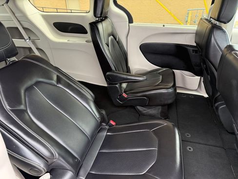 Used 2023 Chrysler Pacifica Touring-L FWD image 22
