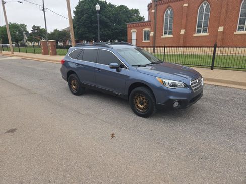 Used 2017 Subaru Outback 2.5i Premium AWD/4WD image 2