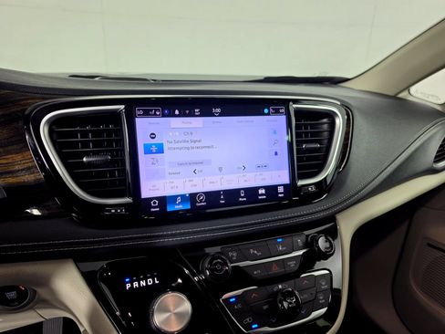 Used 2022 Chrysler Pacifica Limited w/ Uconnect Theater Family Group FWD image 28