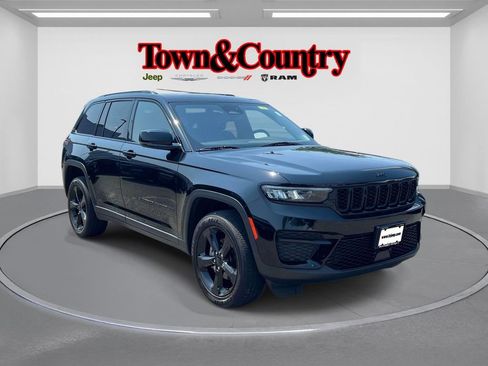Certified 2023 Jeep Grand Cherokee Altitude AWD/4WD image 1