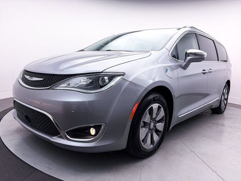 Used 2020 Chrysler Pacifica Limited w/ Advanced Safetytec Group FWD image 13