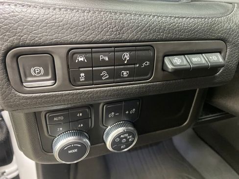 Used 2022 GMC Yukon XL Denali AWD/4WD image 14