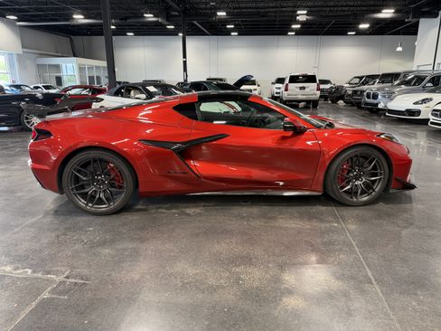 Used 2024 Chevrolet Corvette Z06 w/ Z07 Performance Package RWD image 2