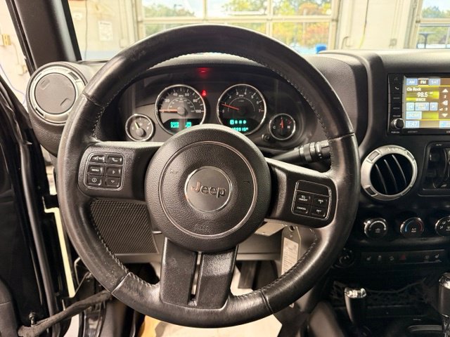 Used 2015 Jeep Wrangler Unlimited Sahara w/ Connectivity Group AWD/4WD image 12