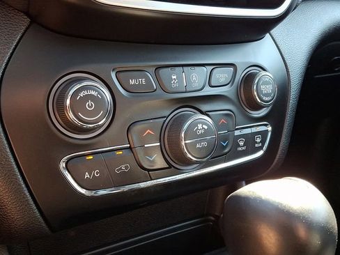 Used 2019 Jeep Cherokee Limited image 16