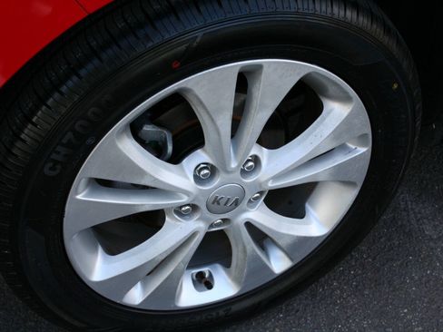 Used 2016 Kia Soul + FWD image 10