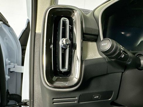 Used 2025 Volvo XC40 B5 Ultra w/ Climate Package image 10