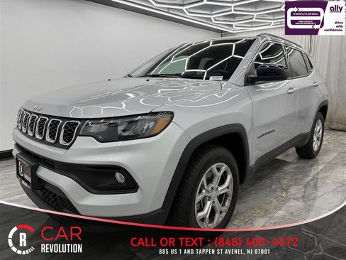 Used 2024 Jeep Compass Latitude AWD/4WD image 3